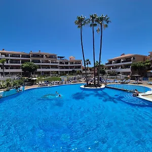 spacious-apartment-with-private-garden-in-tenerife-south.tenerifehoteles.net/